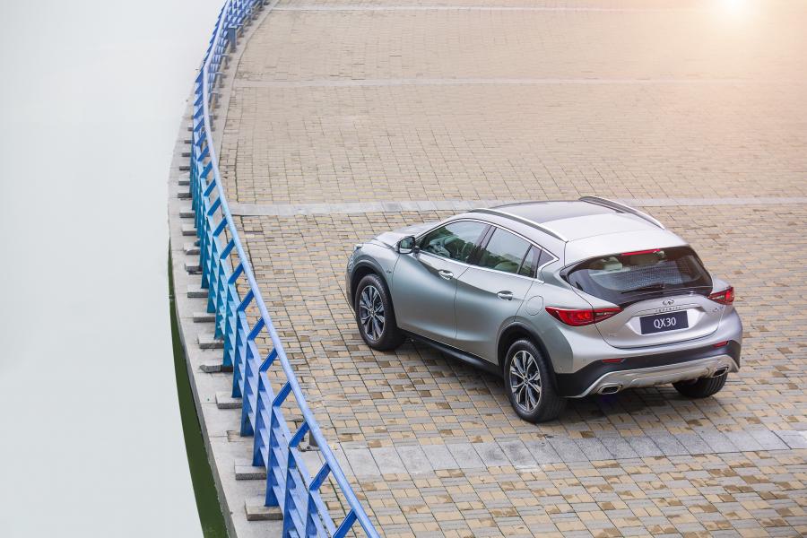  Infiniti QX30 2.0t AWD 2016 года  (фото 13 из 30)